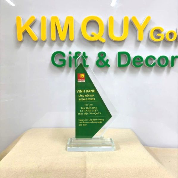 Biểu Trưng Pha Lê Thuyền Buồm KQ002 - Quà Tặng Phong Thủy Thuận Buồm Xuôi Gió