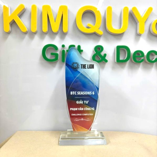 Cúp Pha Lê Trao Giải KQ08 - Thiết Kế Uốn Lượn Tinh Tế, Đẳng Cấp Sự Kiện