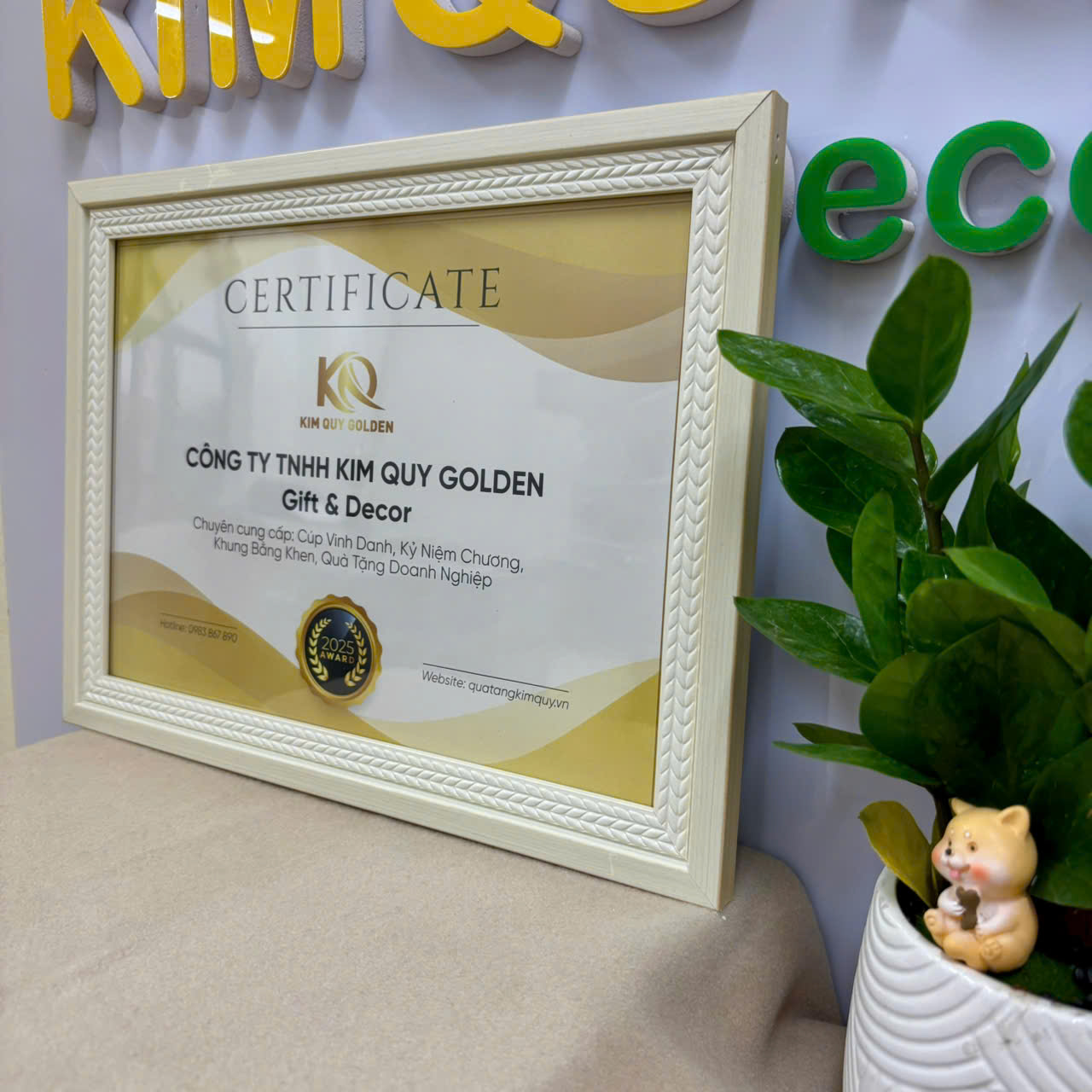 Khung giấy khen màu trắng kem viền hoa văn nổi – Mẫu khung bằng khen Kim Quy Golden