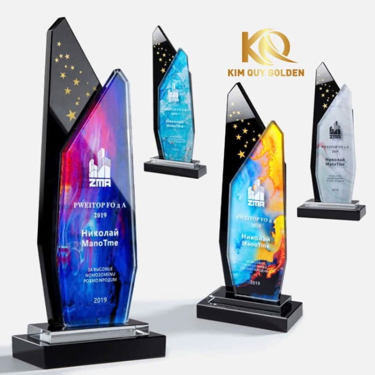 Giá cúp pha lê in ảnh dao động từ 250.000 - 400.000 VND/cúp