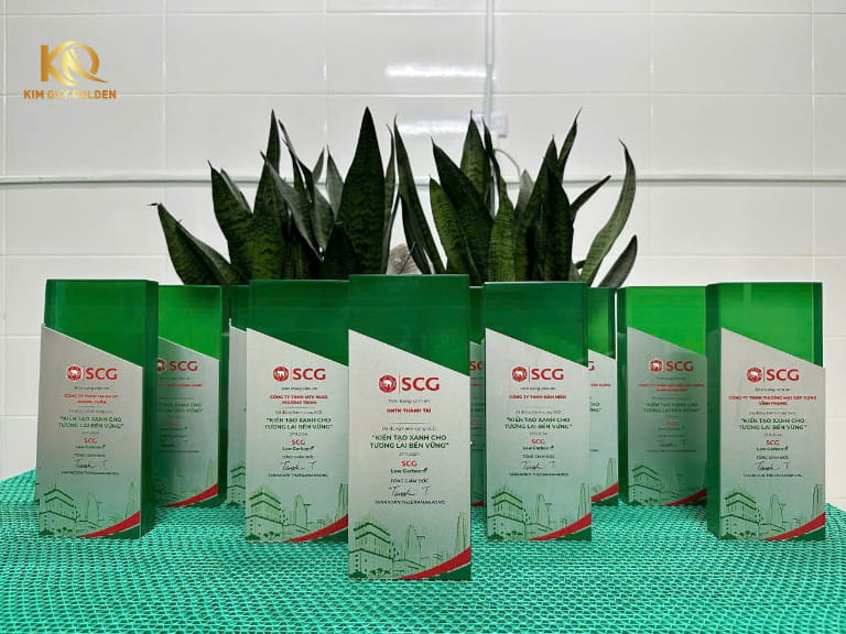 Khắc laser tên, logo lên cúp pha lê màu