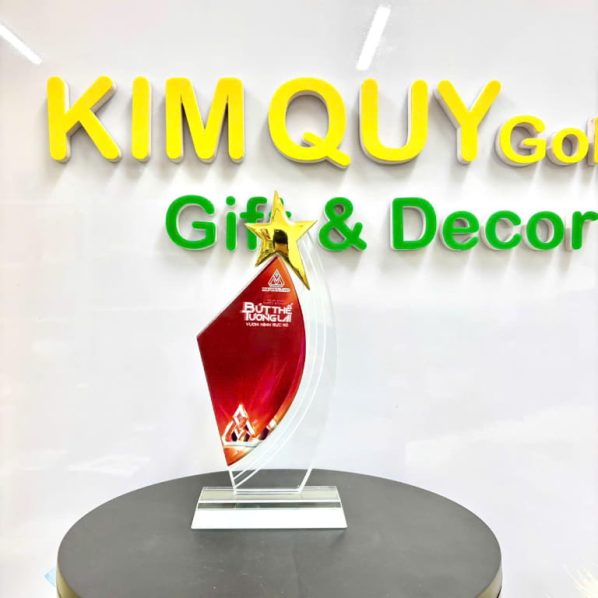 Dịch vụ khắc tên, chữ lên cúp pha lê ngôi sao