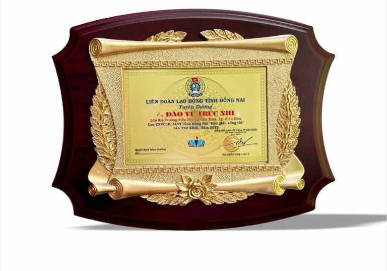 Đặc điểm và cấu tạo bảng vinh danh gỗ mạ vàng