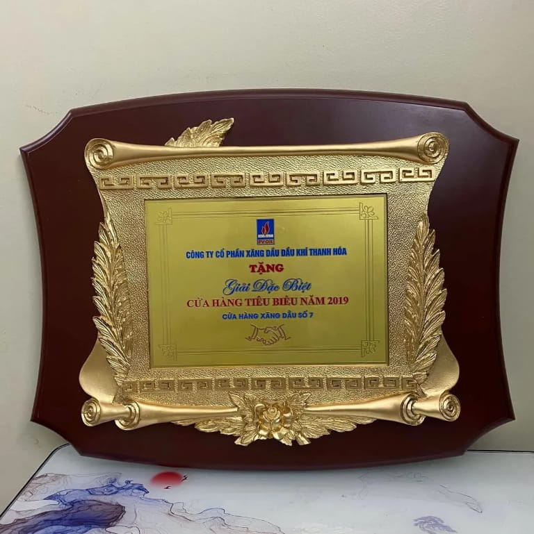 Vẻ sang trọng và điểm nhấn của chi tiết mạ vàng trên bảng vinh danh