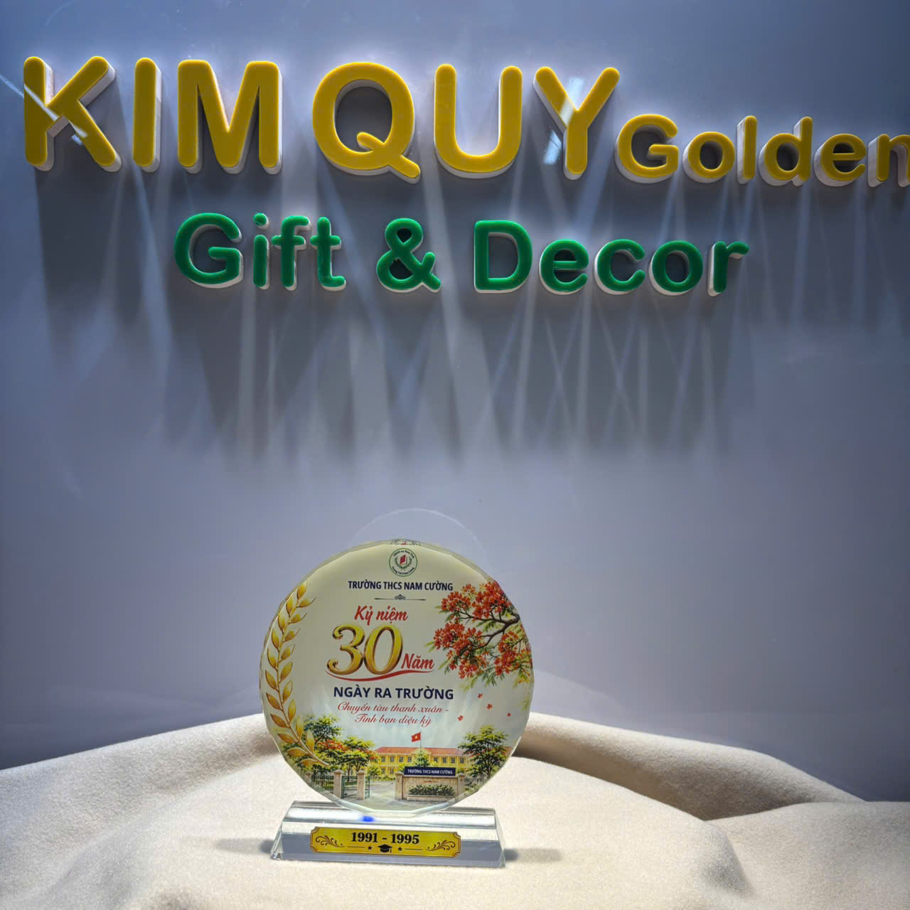Cúp pha lê kỷ niệm 30 năm ngày ra trường