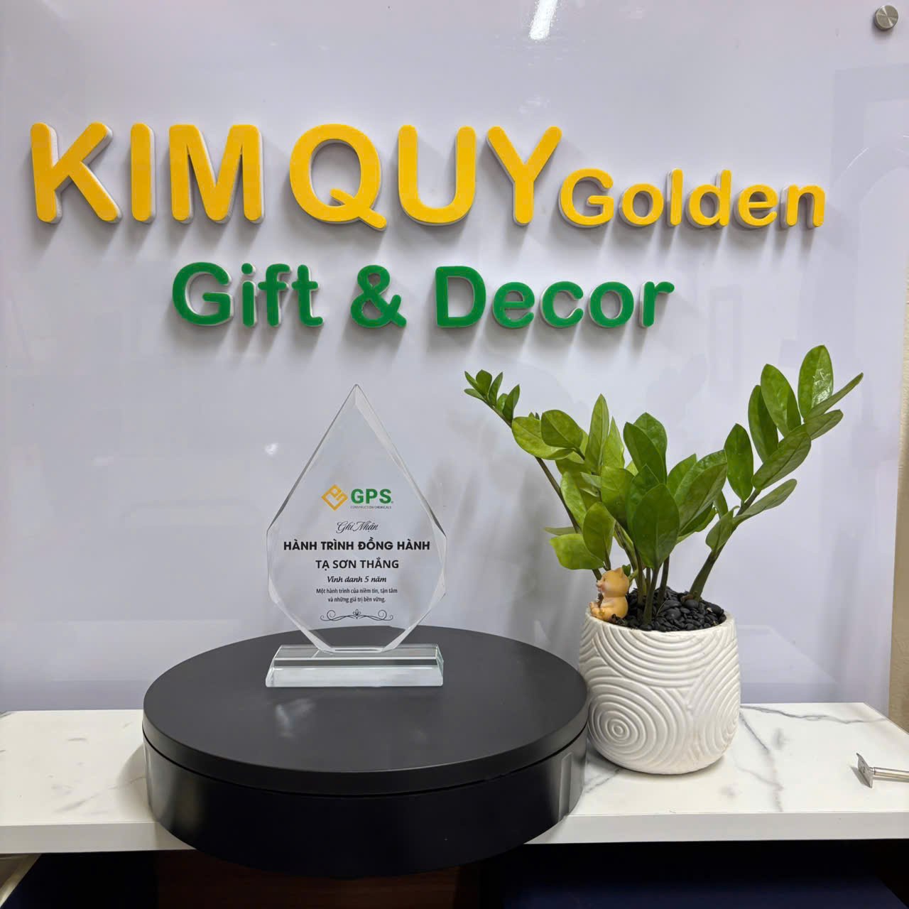 Cúp pha lê vinh danh đối tác 5 năm đồng hành