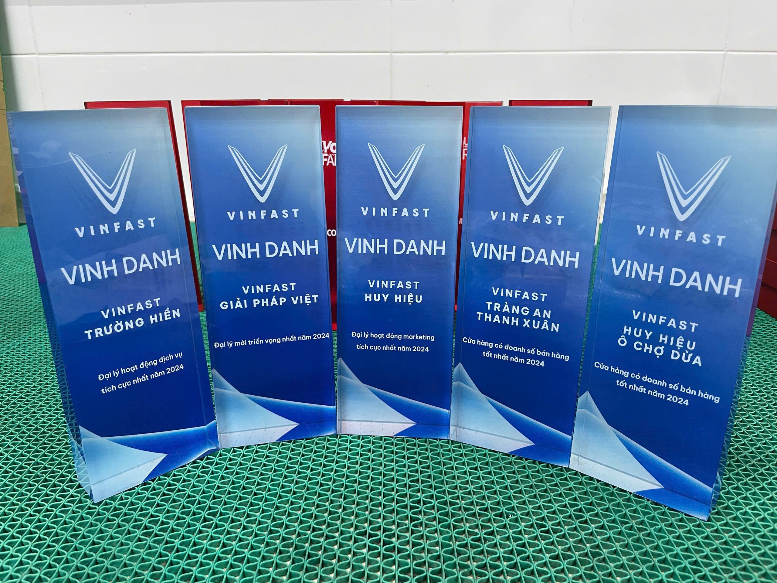 Biểu trưng vinh danh đại lý VinFast theo danh hiệu năm 2024