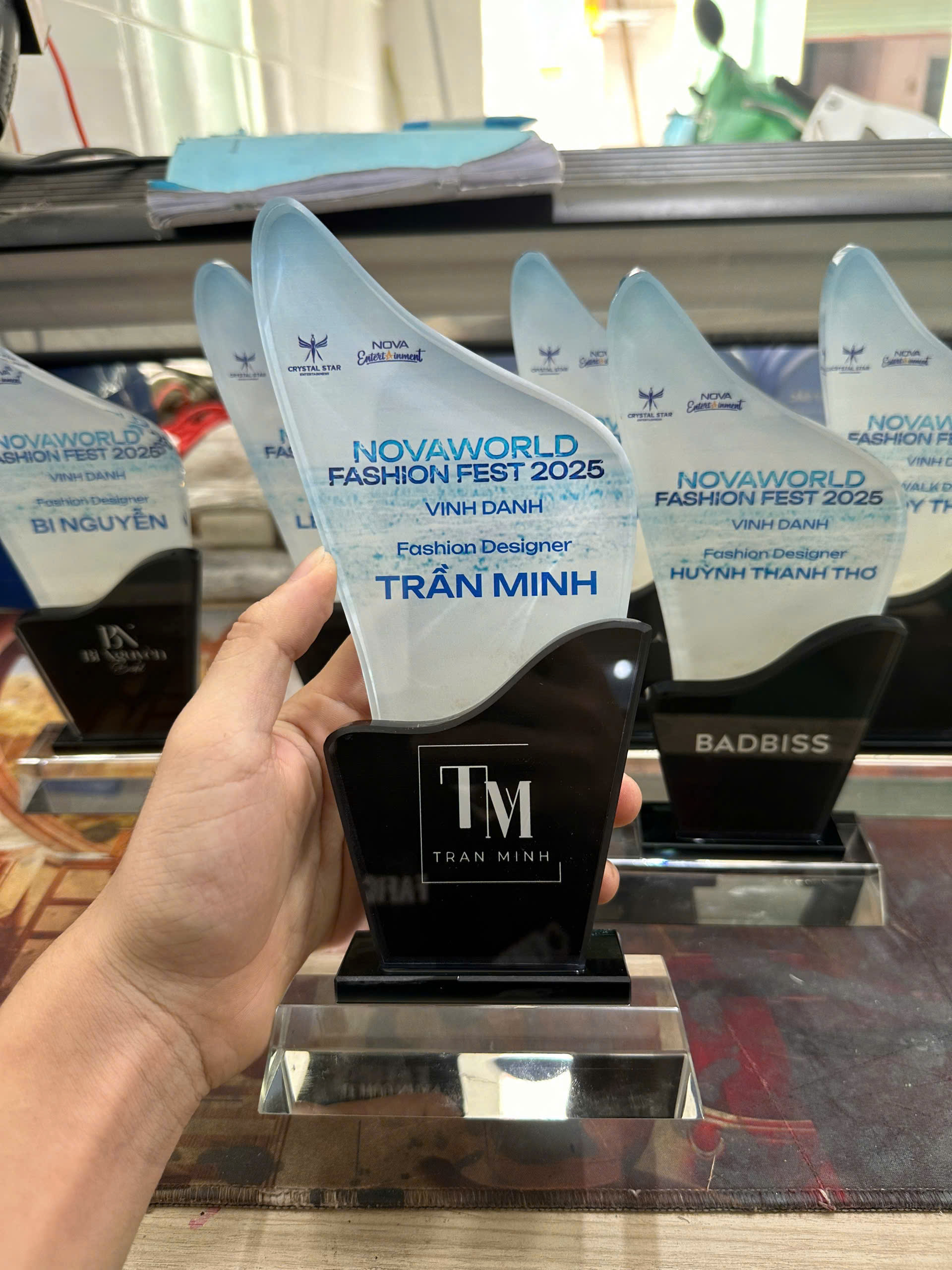 Cúp vinh danh nhà thiết kế NovaWorld Fashion Fest 2025