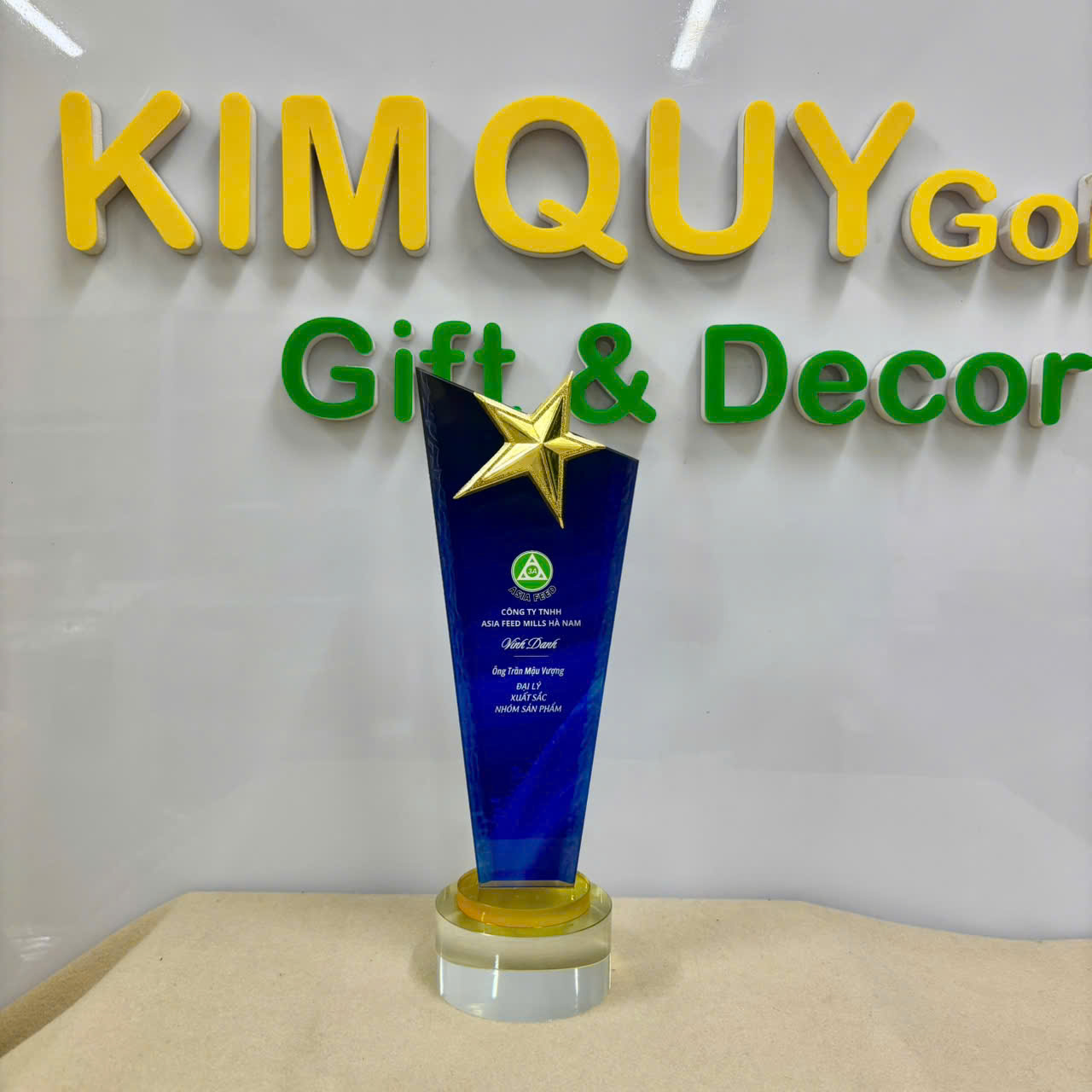 Cúp pha lê vinh danh đại lý xuất sắc
