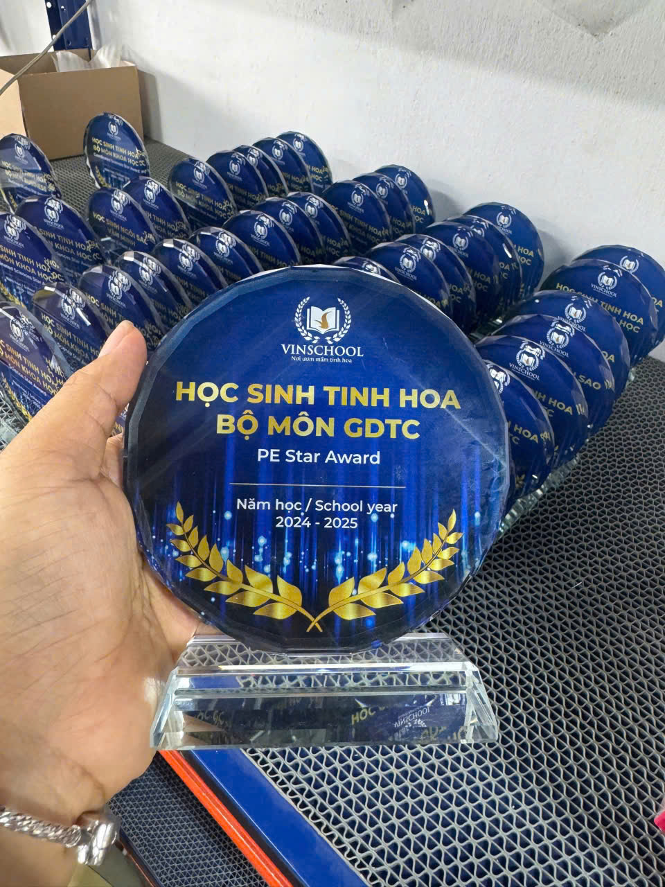 Cúp pha lê vinh danh số lượng lớn